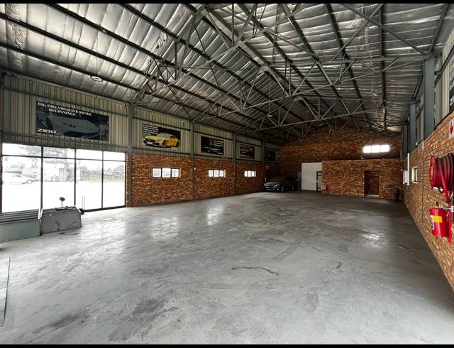 5,892M² WAREHOUSE TO LET IN APEX